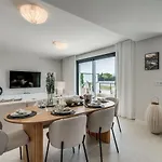 Luxury Apt. Aranya Pool And Parking Апартаменты
