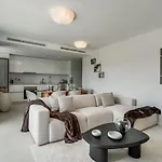 Апартаменты Luxury Apt. Aranya Pool And Parking *