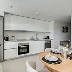 Luxury Apt. Aranya Pool And Parking Апартаменты